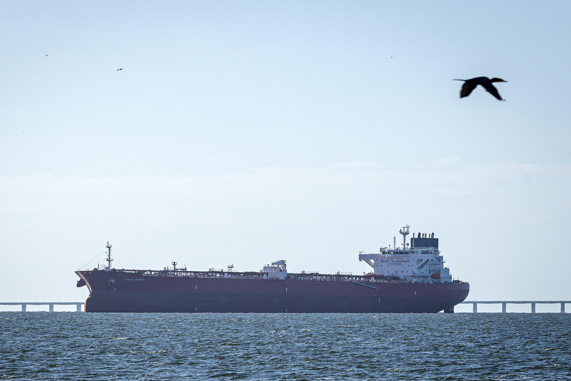 Fotografía de archivo que muestra un barco que transporta petroleo en Maracaibo (Venezuela). EFE/ Henry Chirinos