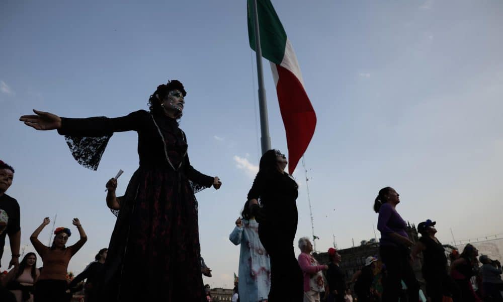 El Gobierno de la Ciudad de México celebró este viernes una fiesta comunitaria con música, actuaciones y bailes para mandar un mensaje de "amor" a través de un evento de preparación para el Mundial de Fútbol de este año, el cual pidieron fuera un torneo "sin fronteras" y de unión entre los distintos países. Imagen de archivo. EFE/ José Mendez