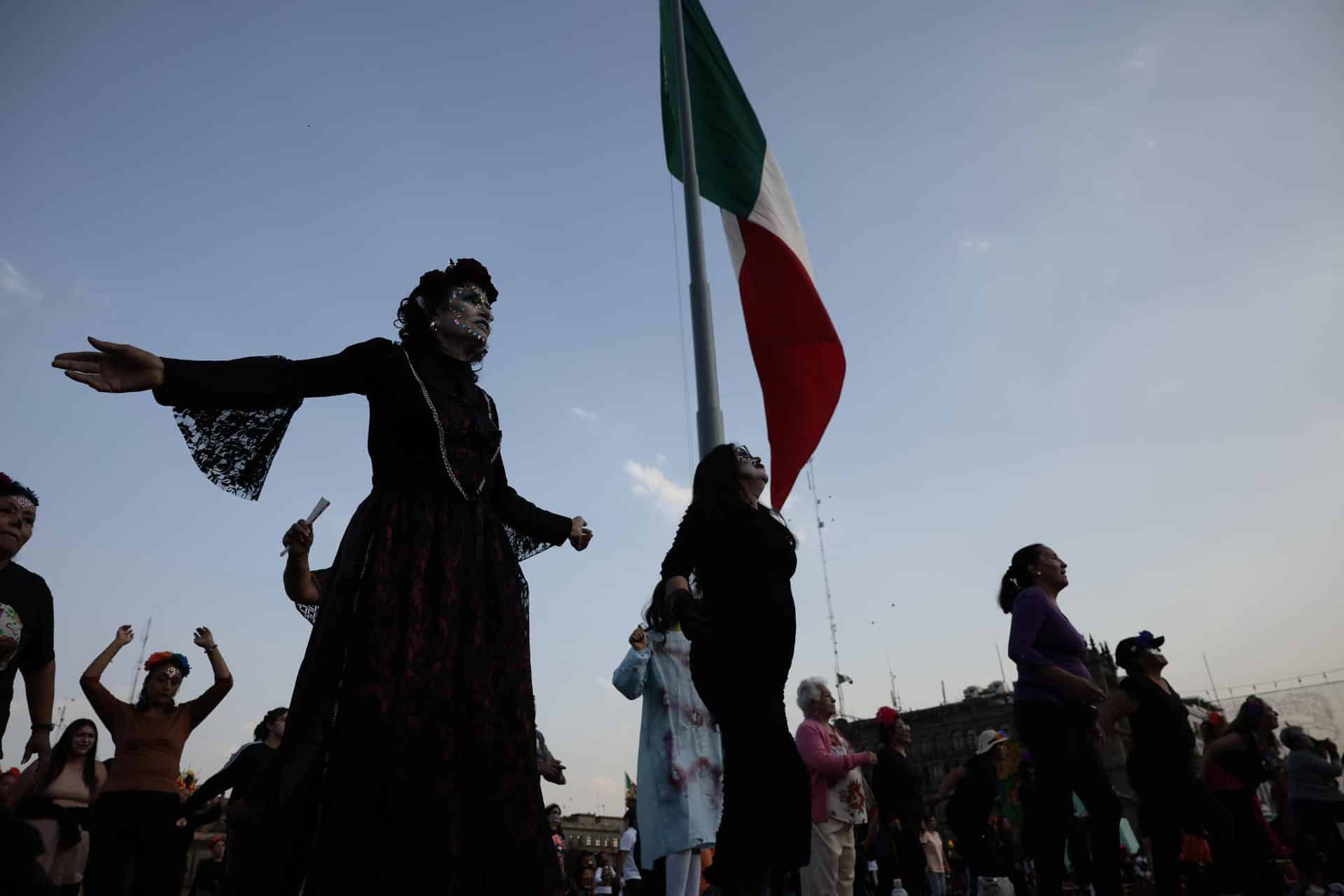 El Gobierno de la Ciudad de México celebró este viernes una fiesta comunitaria con música, actuaciones y bailes para mandar un mensaje de "amor" a través de un evento de preparación para el Mundial de Fútbol de este año, el cual pidieron fuera un torneo "sin fronteras" y de unión entre los distintos países. Imagen de archivo. EFE/ José Mendez