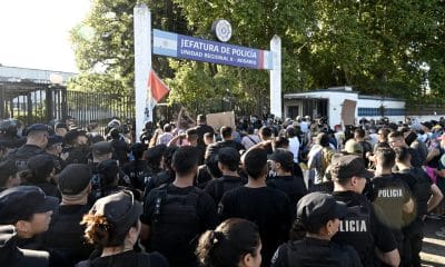 Policías se manifiestan en reclamo a los incrementos salariales y mejores condiciones laborales, este martes, en la Jefatura de Policía de Santa Fe, en Rosario (Argentina). EFE/ Sebastián Granata