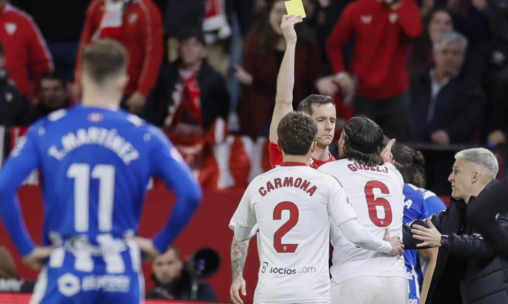 El árbitro Galech Apezteguía saca amarilla a Nemanja Gudelj, durante el partido de la jornada 24 de LaLiga que Sevilla FC y Deportivo Alavés disputaron en el estadio Ramón Sánchez-Pizjuán. EFE/José Manuel Vidal