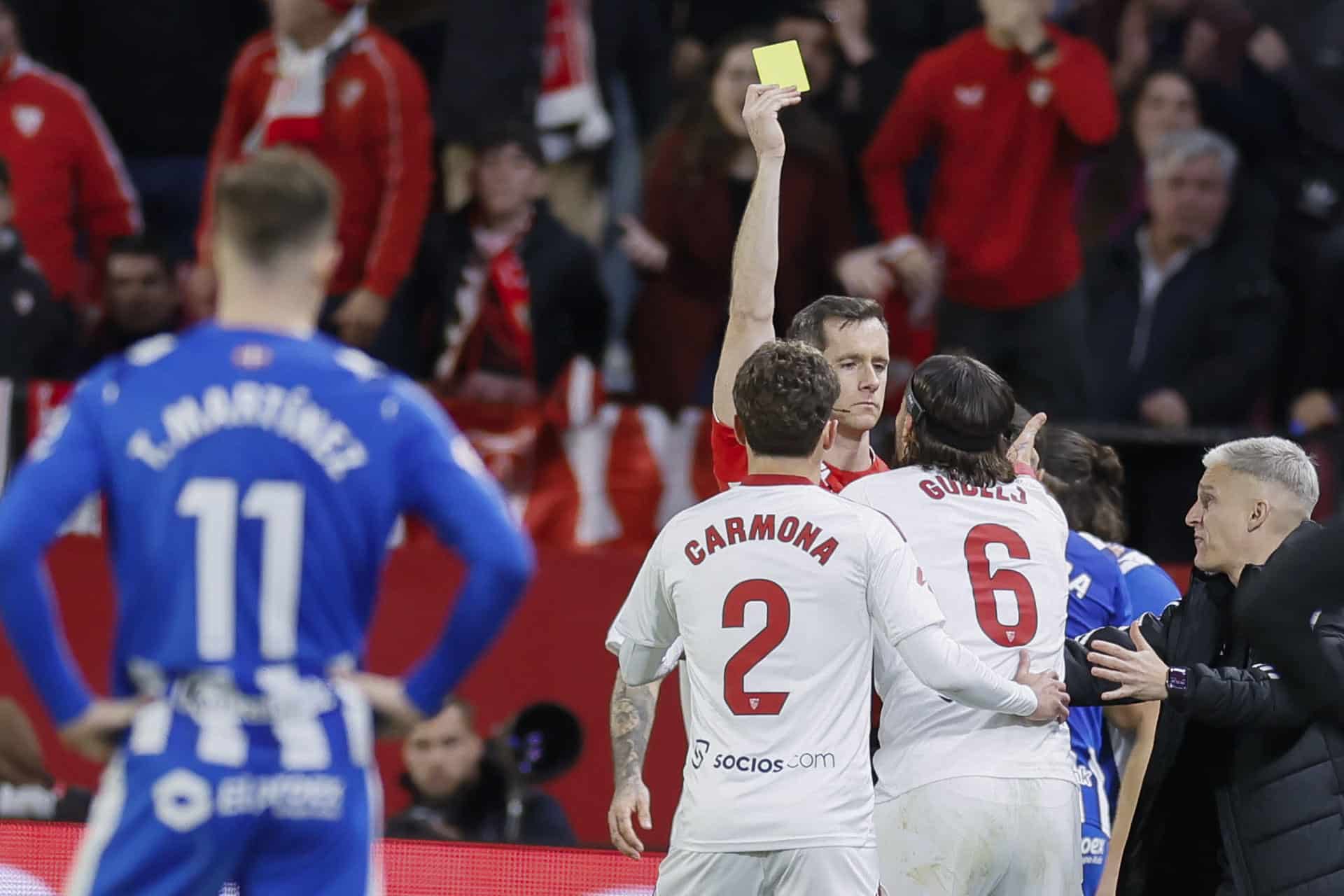 El árbitro Galech Apezteguía saca amarilla a Nemanja Gudelj, durante el partido de la jornada 24 de LaLiga que Sevilla FC y Deportivo Alavés disputaron en el estadio Ramón Sánchez-Pizjuán. EFE/José Manuel Vidal