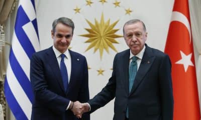 Una foto de mano proporcionada por la Oficina de Prensa de la Presidencia Turca muestra al presidente turco Recep Tayyip Erdogan (D) y al primer ministro griego Kyriakos Mitsotakis (I) estrechándose las manos durante su reunión en Ankara, Turquía, 11 de febrero de 2026. (Grecia, Turquía) EFE/EPA/TURKISH PRESIDENTIAL OFFICE HANDOUT HANDOUT USO EDITORIAL SOLO/NO VENTAS