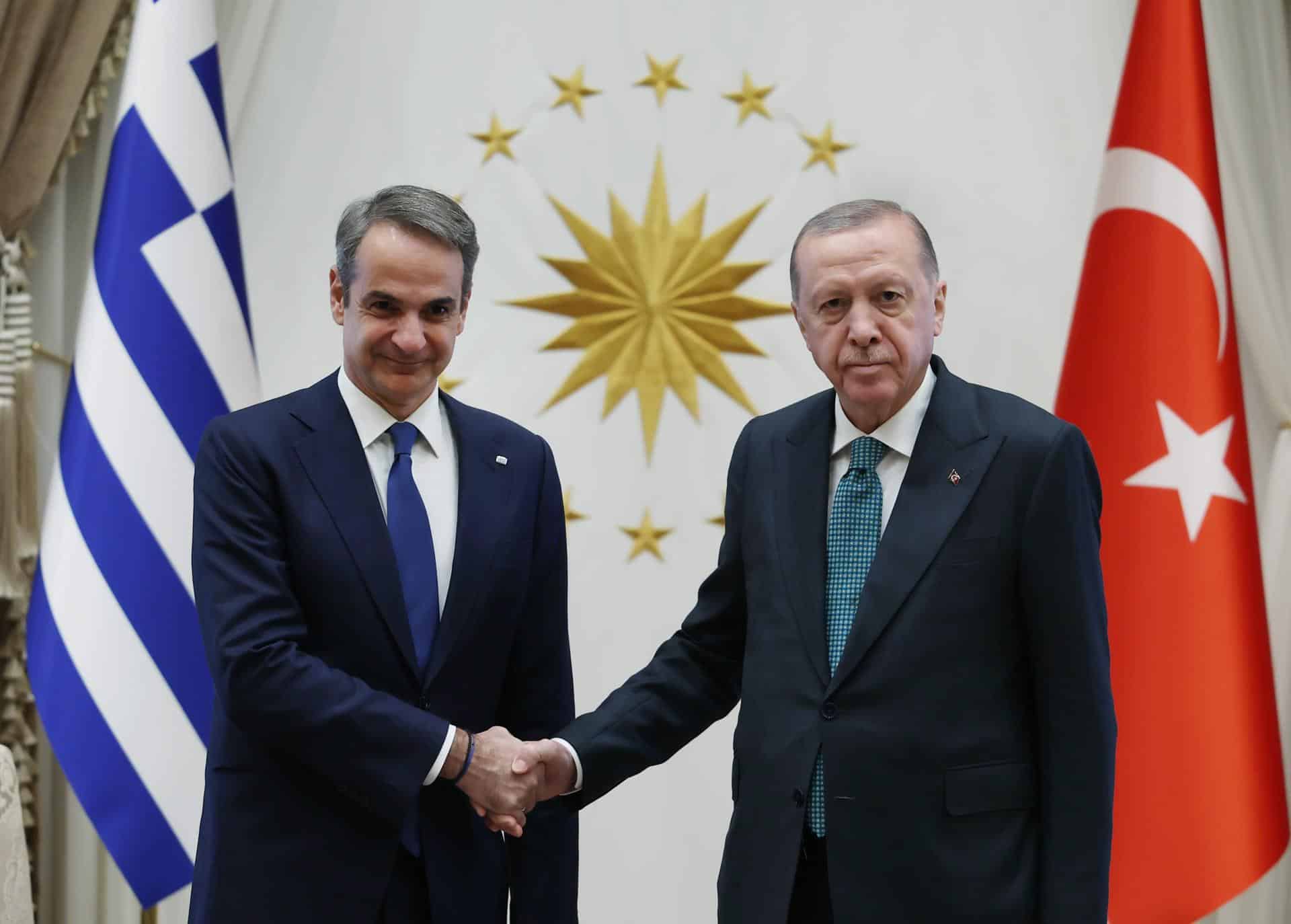 Una foto de mano proporcionada por la Oficina de Prensa de la Presidencia Turca muestra al presidente turco Recep Tayyip Erdogan (D) y al primer ministro griego Kyriakos Mitsotakis (I) estrechándose las manos durante su reunión en Ankara, Turquía, 11 de febrero de 2026. (Grecia, Turquía) EFE/EPA/TURKISH PRESIDENTIAL OFFICE HANDOUT HANDOUT USO EDITORIAL SOLO/NO VENTAS