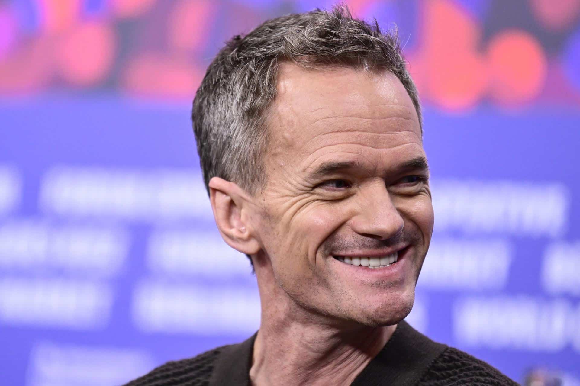 Berlín, 13 feb (EFE).- El actor estadounidense Neil Patrick Harris se mostró hoy sorprendido en la Berlinale por la cantidad de preguntas políticas que le dirigían los periodistas durante una rueda de prensa y aseguró que tiene sus propias opiniones pero que en realidad le interesan "las cosas apolíticas". EFE/EPA/FABIAN SOMMER