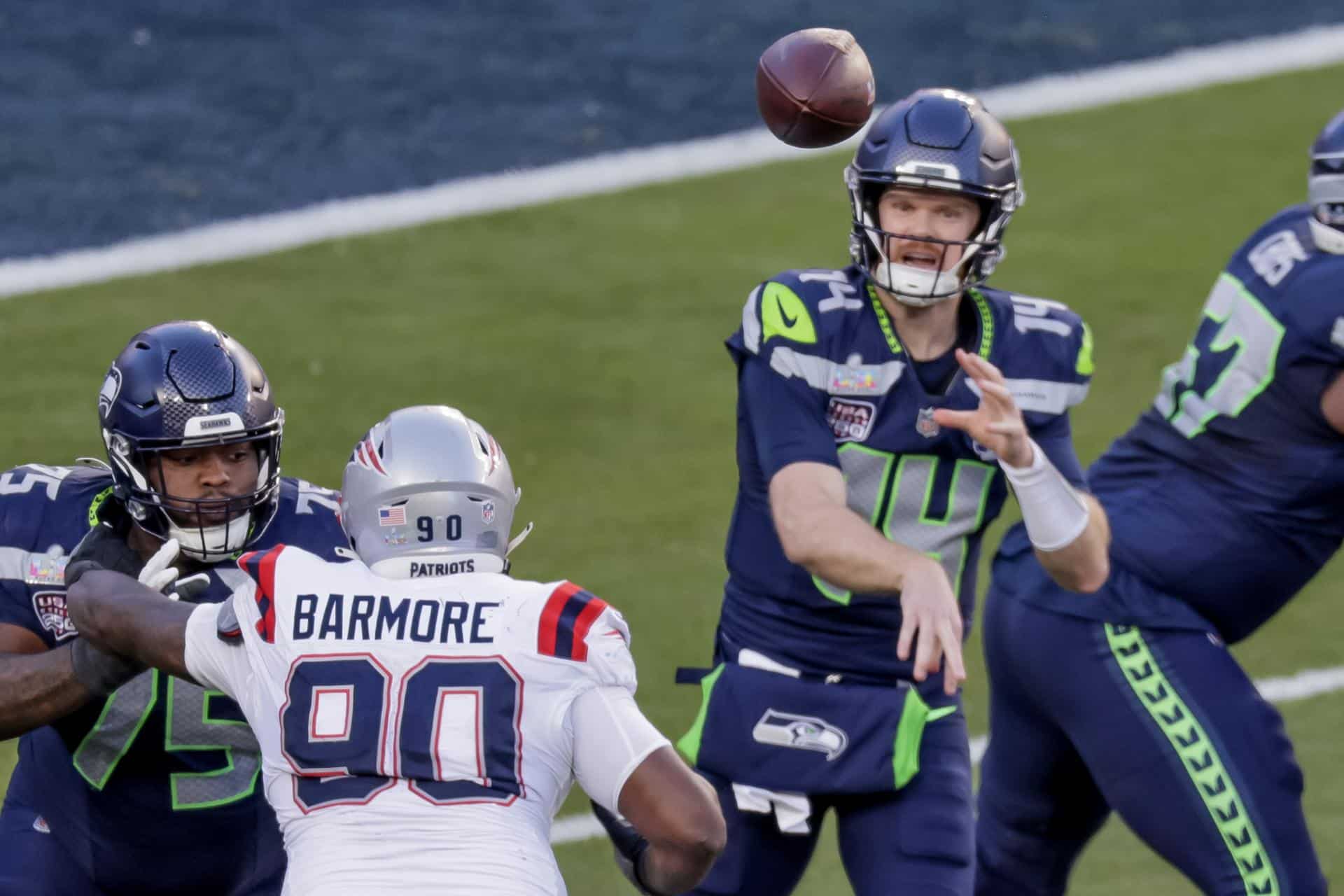 El mariscal de campo de los Seattle Seahawks, Sam Darnold (d), en acción contra el tackle defensivo de los New England Patriots, Christian Barmore (i), durante la primera mitad del Super Bowl LX entre los New England Patriots y los Seattle Seahawks en el Levi's Stadium en Santa Clara, California (EE.UU.). EFE/CHRIS TORRES