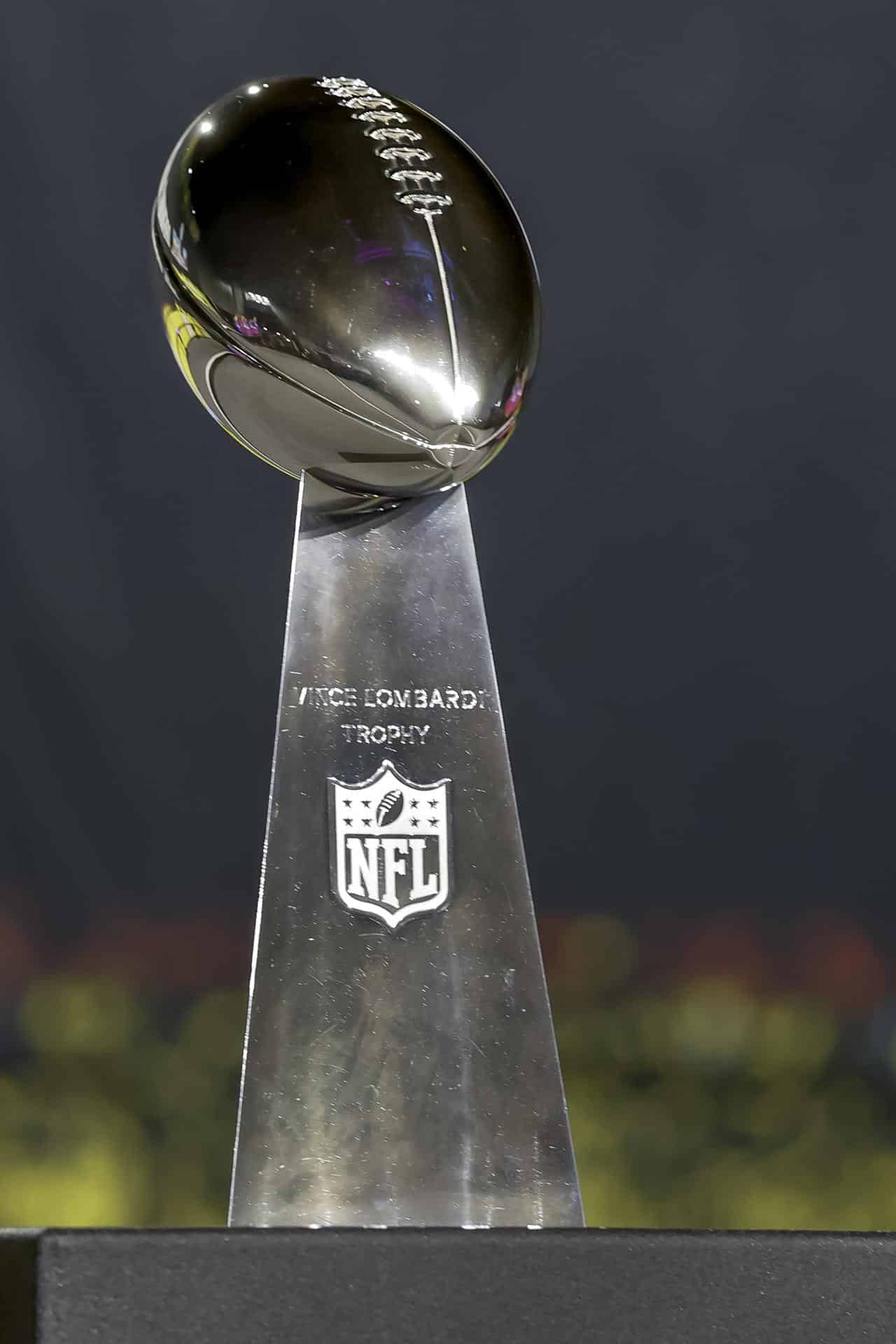 El codiciado Trofeo Vince Lombardi, durante el evento del Opening Night del Super Bowl LX de la Liga Nacional de Fútbol Americano (NFL) en San Jose, California. EFE/EPA/JOHN G. MABANGLO