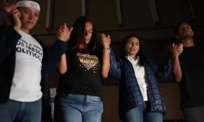 Personas se reúnen al conocer la aprobación de la ley de amnistía para presos políticos este jueves, frente al comando de la Policía Nacional Bolivariana (PNB) conocido como Zona 7, en Caracas (Venezuela). EFE/ Miguel Gutiérrez