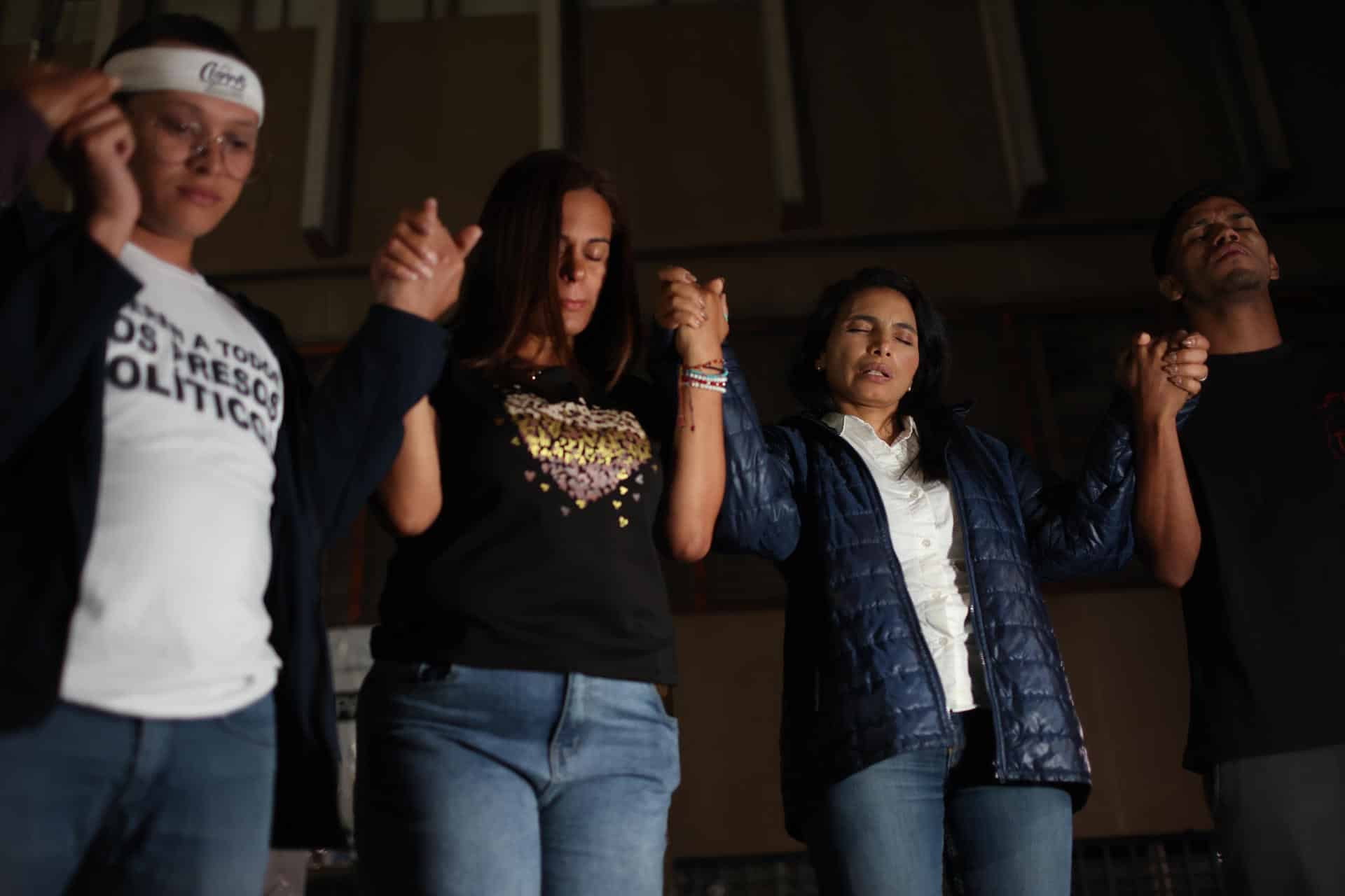 Personas se reúnen al conocer la aprobación de la ley de amnistía para presos políticos este jueves, frente al comando de la Policía Nacional Bolivariana (PNB) conocido como Zona 7, en Caracas (Venezuela). EFE/ Miguel Gutiérrez