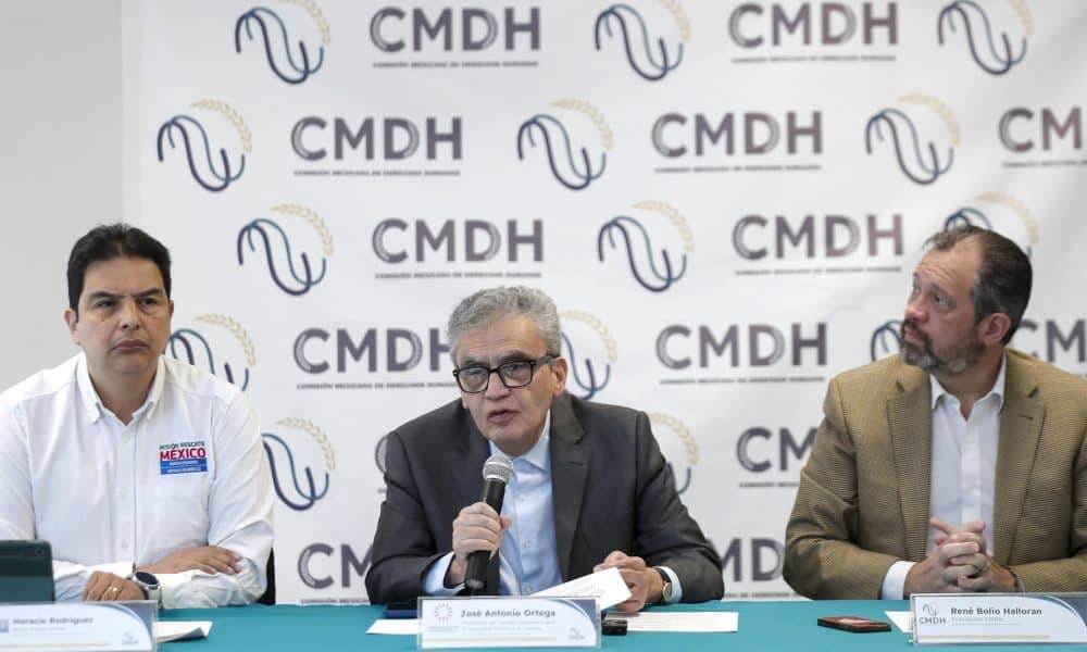 El representante de Misión Rescate México, Horacio Rodríguez (i); el presidente del Consejo Ciudadano para la Seguridad Pública y Justicia, José Antonio Ortega (c); y el presidente de la Comisión Mexicana de Derechos Humanos (CMDH), René Bolio Halloran (d), participan en una rueda de prensa este miércoles, en la Ciudad de México (México). EFE/ Isaac Esquivel