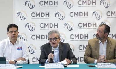 El representante de Misión Rescate México, Horacio Rodríguez (i); el presidente del Consejo Ciudadano para la Seguridad Pública y Justicia, José Antonio Ortega (c); y el presidente de la Comisión Mexicana de Derechos Humanos (CMDH), René Bolio Halloran (d), participan en una rueda de prensa este miércoles, en la Ciudad de México (México). EFE/ Isaac Esquivel