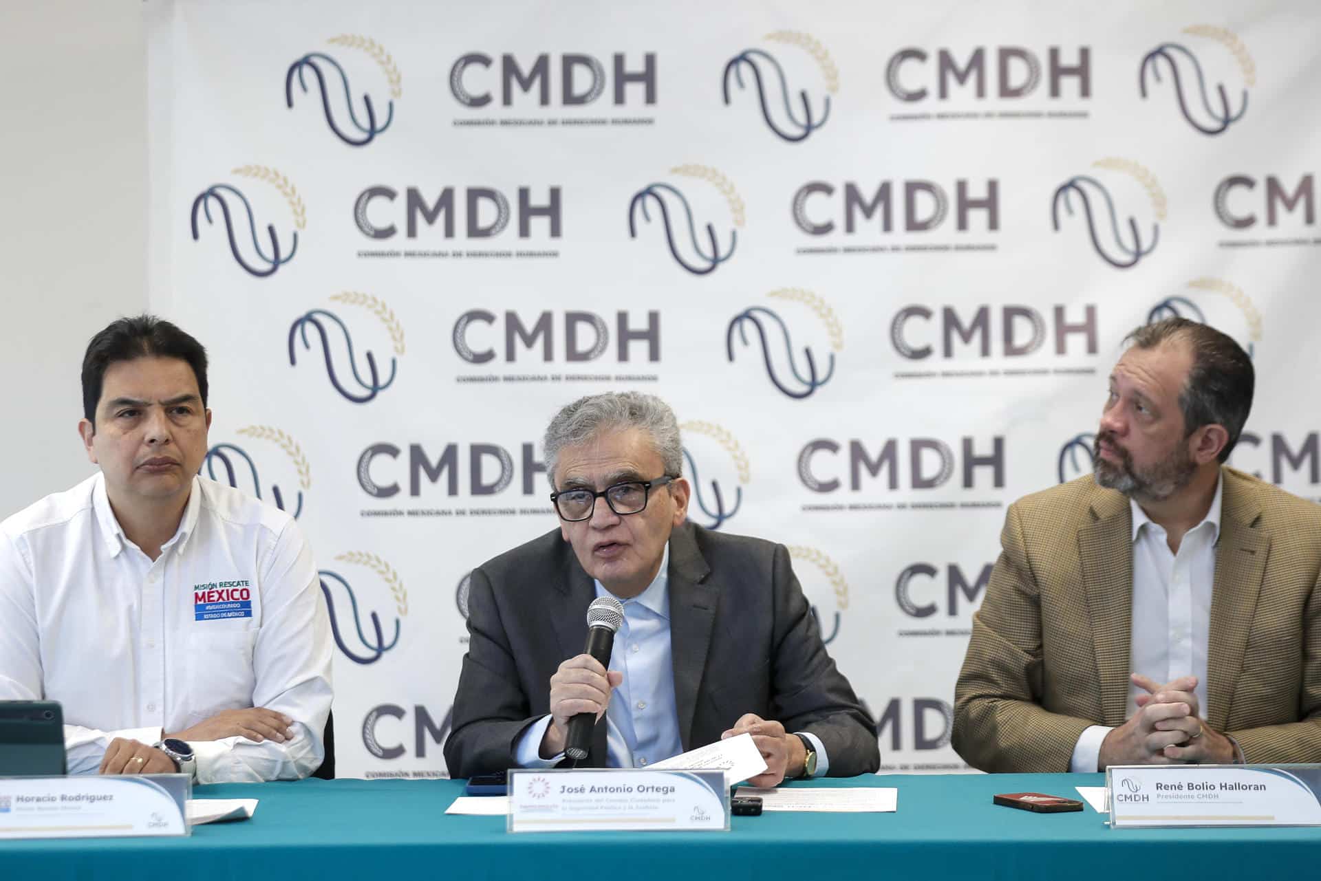 El representante de Misión Rescate México, Horacio Rodríguez (i); el presidente del Consejo Ciudadano para la Seguridad Pública y Justicia, José Antonio Ortega (c); y el presidente de la Comisión Mexicana de Derechos Humanos (CMDH), René Bolio Halloran (d), participan en una rueda de prensa este miércoles, en la Ciudad de México (México). EFE/ Isaac Esquivel