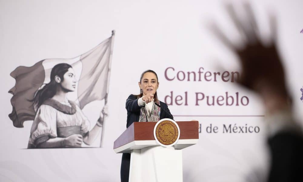 La presidenta de México, Claudia Sheinbaum, habla durante una rueda de prensa este miércoles, en Palacio Nacional de Ciudad de México (México). EFE/José Méndez