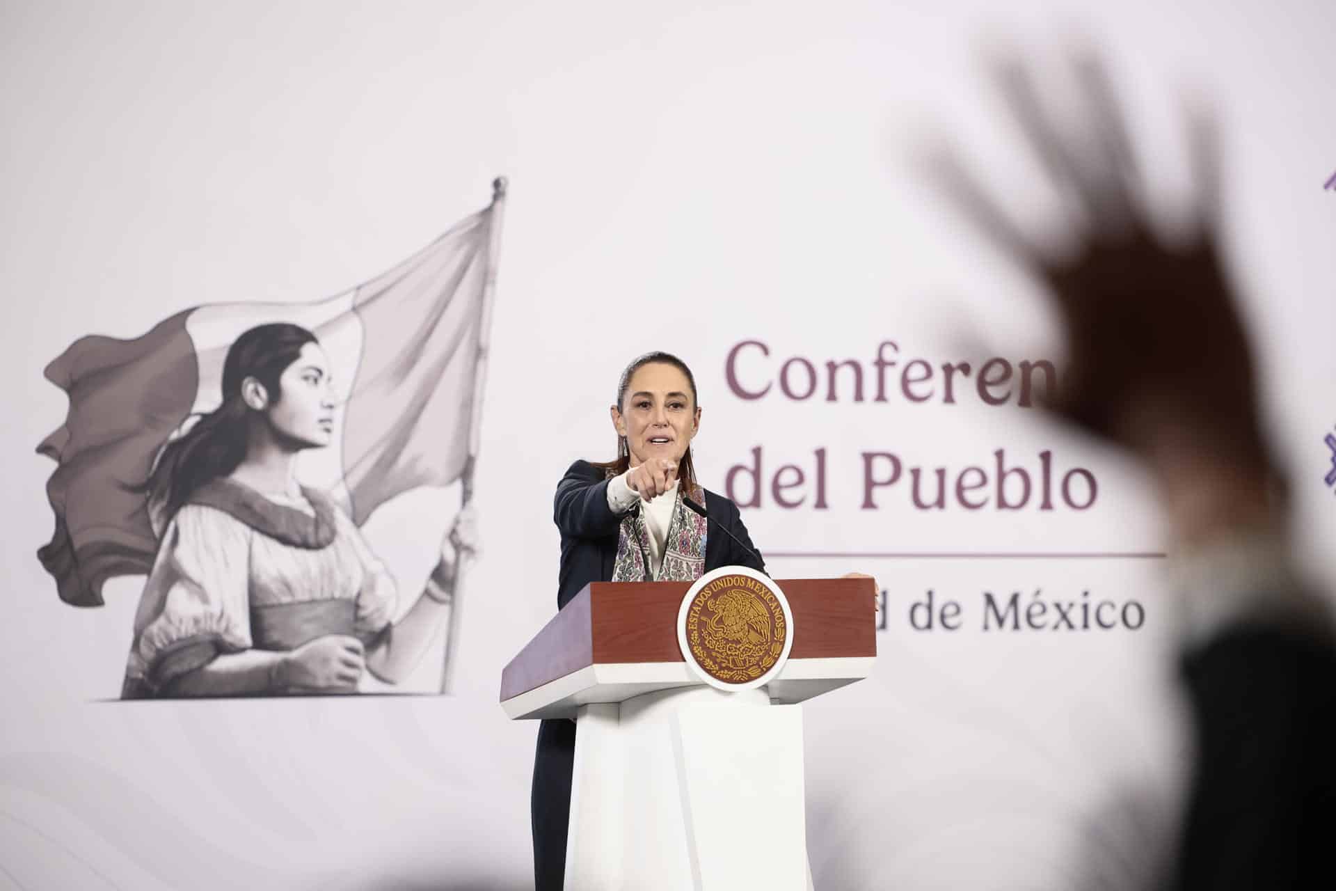 La presidenta de México, Claudia Sheinbaum, habla durante una rueda de prensa este miércoles, en Palacio Nacional de Ciudad de México (México). EFE/José Méndez