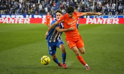 Gonçalo Guedes, de la Real Sociedad y Denis Suárez, del Alavés, en el estadio de Mendizorroza en Vitoria en foto de archivo de Adrián Ruiz Hierro