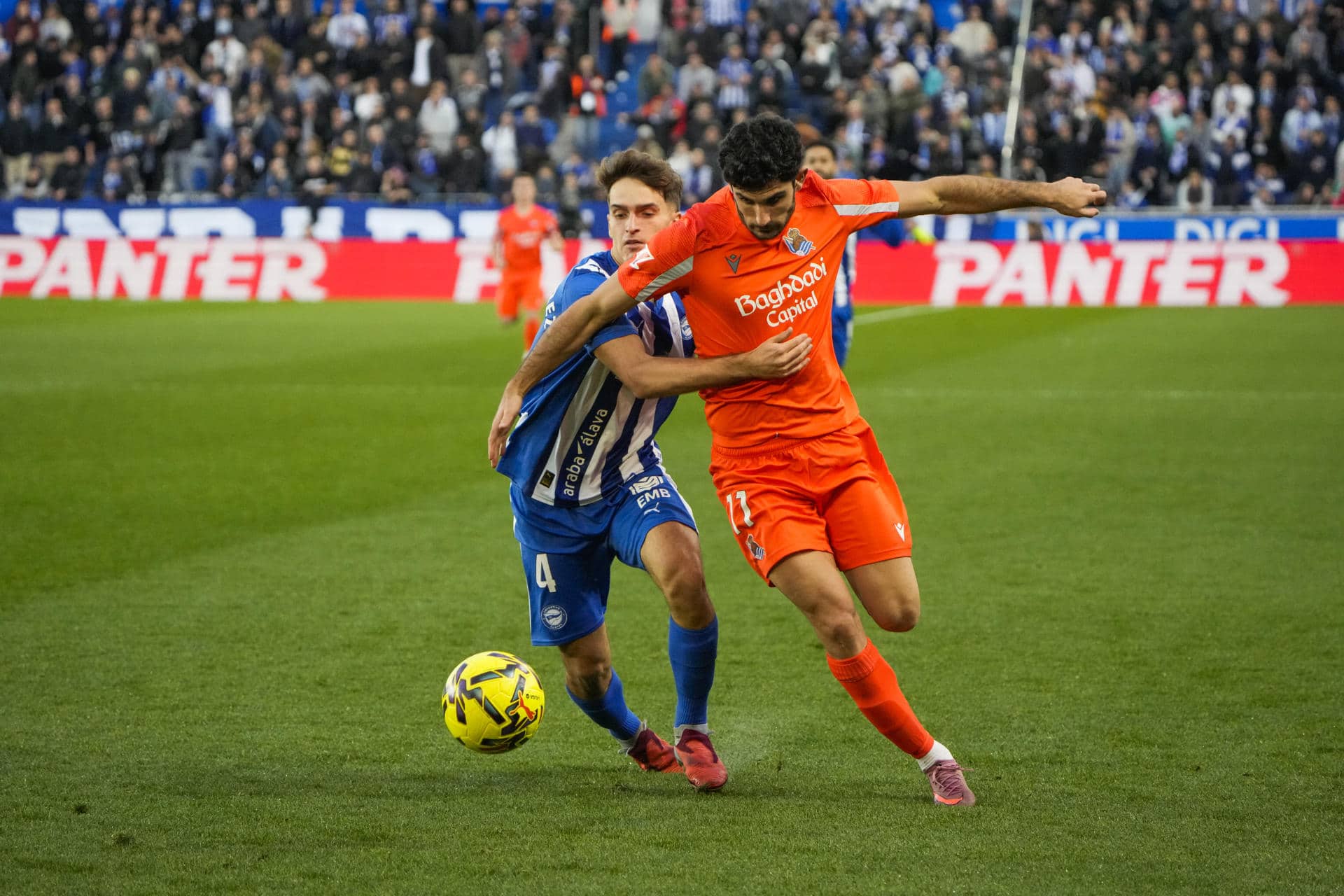 Gonçalo Guedes, de la Real Sociedad y Denis Suárez, del Alavés, en el estadio de Mendizorroza en Vitoria en foto de archivo de Adrián Ruiz Hierro