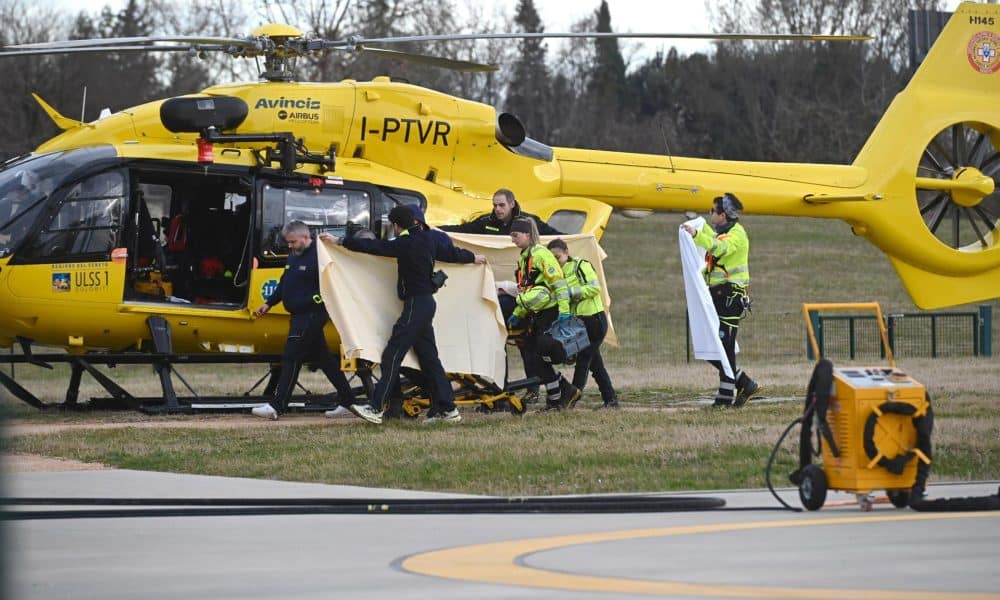 Momento en el que la esquiadora estadounidense Lindsey Vonn fue evacuada en helicóptero al Hospital Codivilla, en Treviso, tras accidentarse durante la prueba del descenso de los Juegos Olímpicos de Milán Coritna 2026. EFE/EPA/FELICE DE SENA