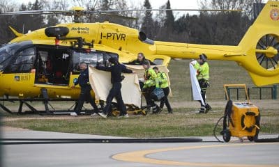 Momento en el que la esquiadora estadounidense Lindsey Vonn fue evacuada en helicóptero al Hospital Codivilla, en Treviso, tras accidentarse durante la prueba del descenso de los Juegos Olímpicos de Milán Coritna 2026. EFE/EPA/FELICE DE SENA