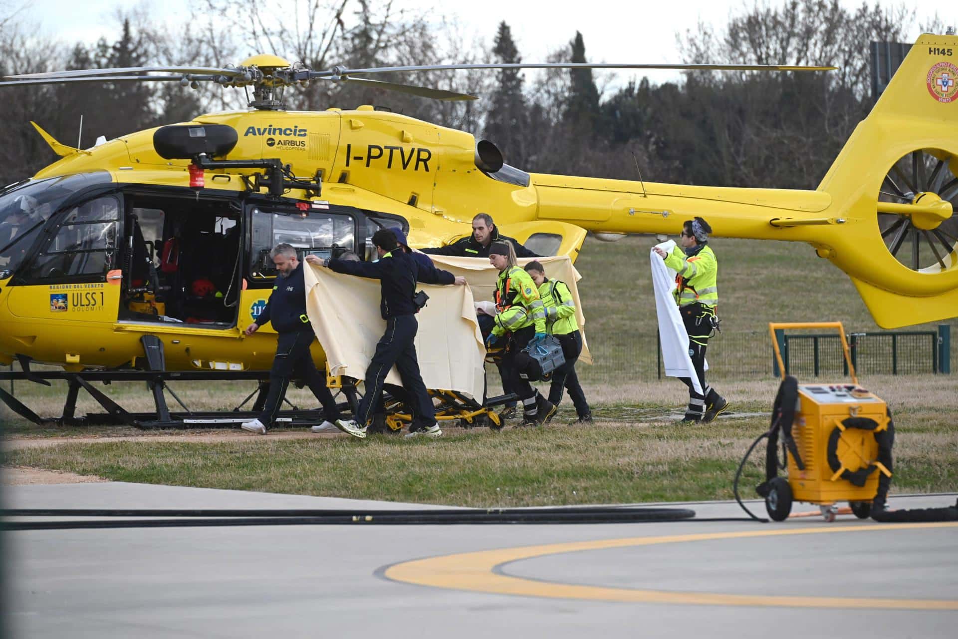 Momento en el que la esquiadora estadounidense Lindsey Vonn fue evacuada en helicóptero al Hospital Codivilla, en Treviso, tras accidentarse durante la prueba del descenso de los Juegos Olímpicos de Milán Coritna 2026. EFE/EPA/FELICE DE SENA