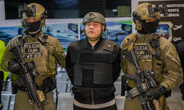 Fotografía cedida por la Policía Nacional de Colombia que muestra integrantes de la Dirección de Investigación Criminal e INTERPOL (DIJIN), custodiando al colombiano Andrés Felipe Marín Silva (c), alias Pipe Tuluá, durante su proceso de extradición a los Estados Unidos este martes, en Bogotá (Colombia). EFE/ Policía Nacional de Colombia /SOLO USO EDITORIAL/NO VENTAS/SOLO DISPONIBLE PARA ILUSTRAR LA NOTICIA QUE ACOMPAÑA (CRÉDITO OBLIGATORIO)