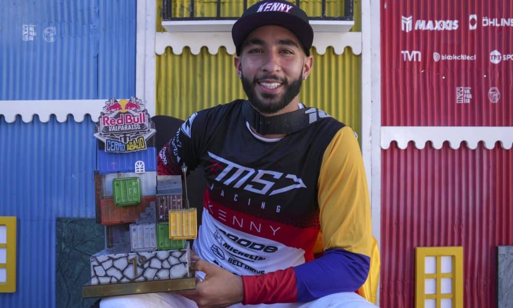 Sebastián Holguín de Colombia celebra su victoria durante el Red Bull Valparaíso Cerro Abajo 2026 en Valparaíso (Chile). EFE/Adriana Thomasa