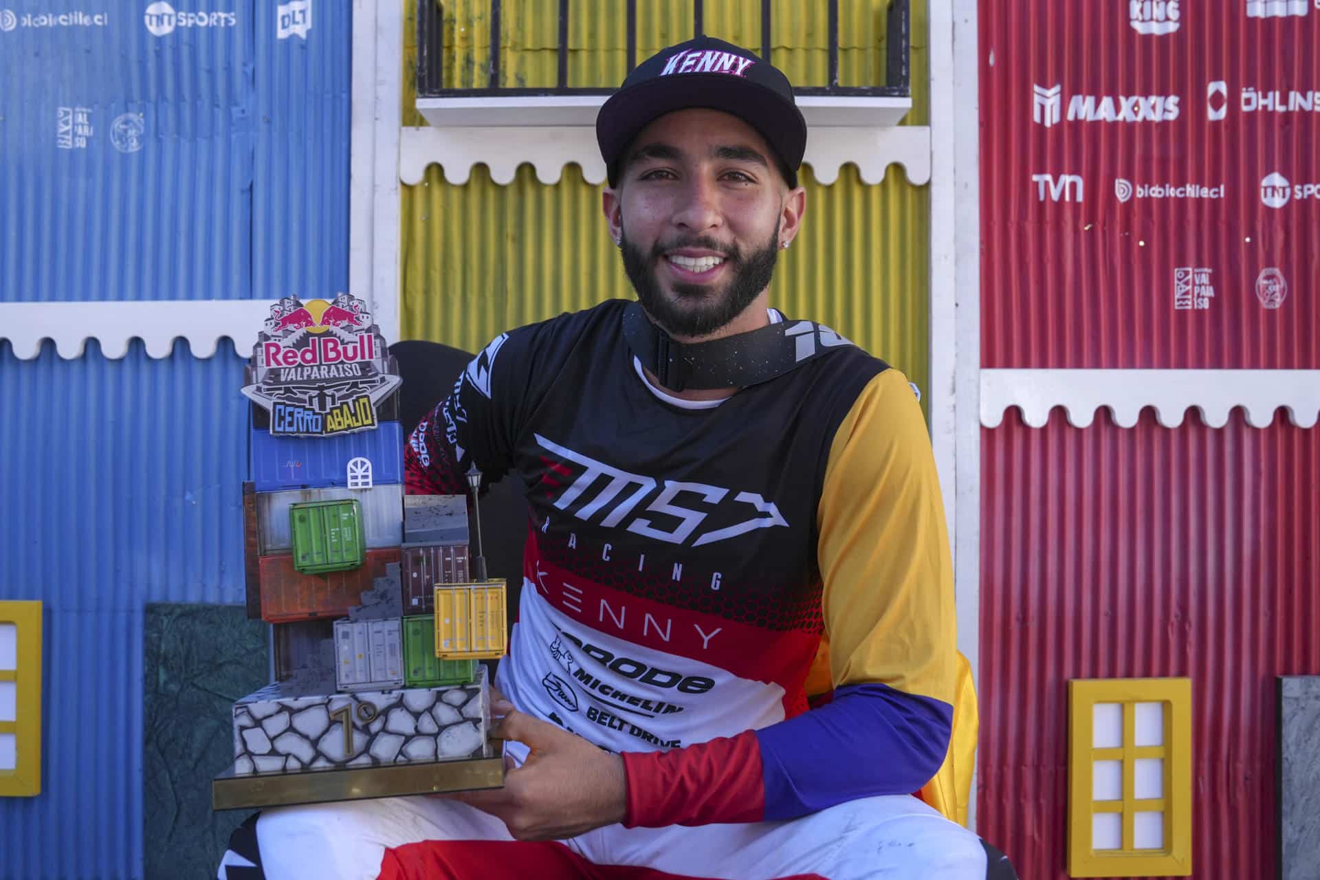 Sebastián Holguín de Colombia celebra su victoria durante el Red Bull Valparaíso Cerro Abajo 2026 en Valparaíso (Chile). EFE/Adriana Thomasa