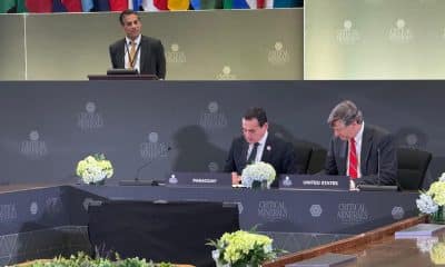 Fotografía cedida por el Ministerio de relaciones exteriores de Paraguay de su ministro Rubén Ramírez (c) y el subsecretario de Estado de Estados Unidos, Christopher Landau, durante la firma del memorándum de entendimiento sobre minerales críticos este miércoles, en Washington (Estados Unidos). EFE/ Ministerio de Relaciones Exteriores de Paraguay