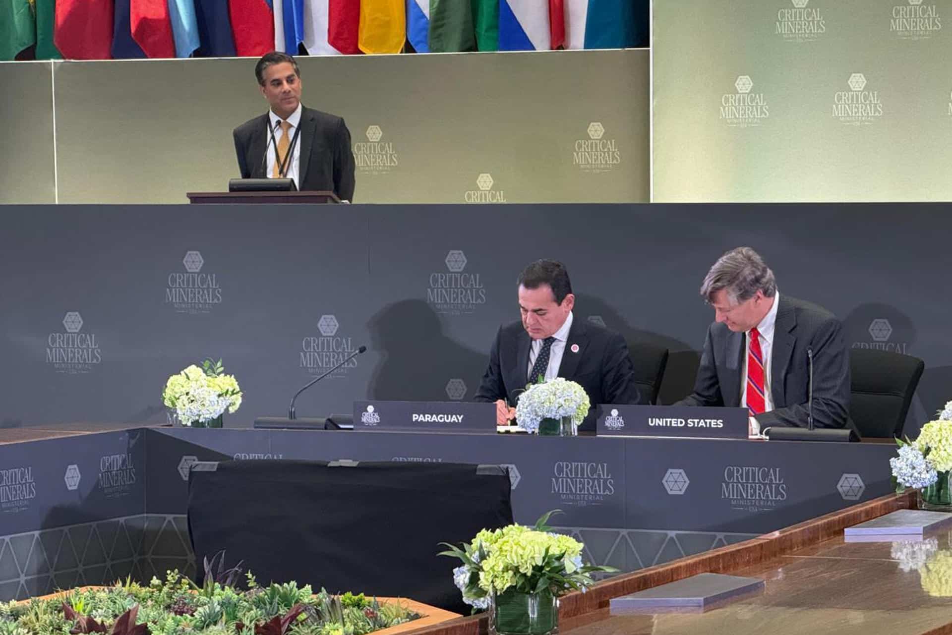 Fotografía cedida por el Ministerio de relaciones exteriores de Paraguay de su ministro Rubén Ramírez (c) y el subsecretario de Estado de Estados Unidos, Christopher Landau, durante la firma del memorándum de entendimiento sobre minerales críticos este miércoles, en Washington (Estados Unidos). EFE/ Ministerio de Relaciones Exteriores de Paraguay