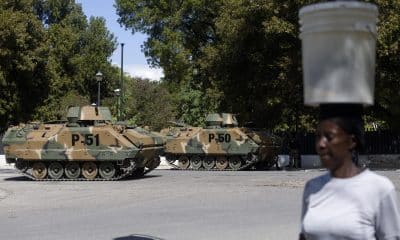 Integrantes de las Fuerzas Armadas de Haití custodian con tanques el acceso al palacio presidencial este viernes, en Puerto Príncipe (Haití). EFE/ Mentor David Lorens