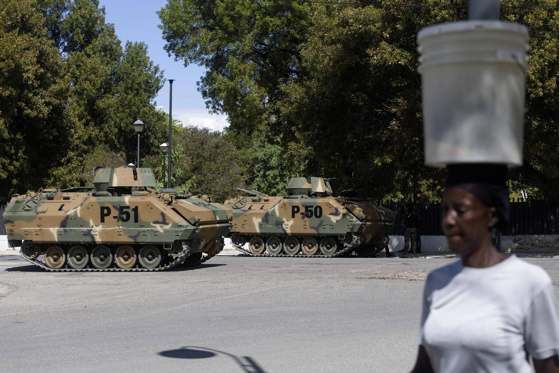 Integrantes de las Fuerzas Armadas de Haití custodian con tanques el acceso al palacio presidencial este viernes, en Puerto Príncipe (Haití). EFE/ Mentor David Lorens