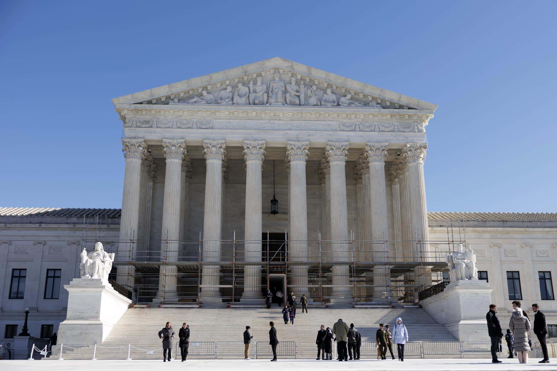 Fotografía de archivo fechada el 20 de enero de 2026 que muestra personas caminando frente al edificio de la Corte Suprema de Estados Unidos en Washington (EE.UU.). EFE/EPA/WILL OLIVER