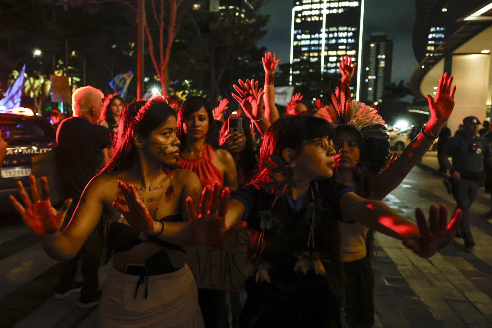 Mujeres indígenas participan en una manifestación este viernes, en Sao Paulo (Brasil). EFE/ Sebastiao Moreira