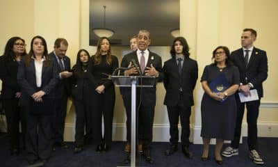 El presidente del Caucus Hispano del Congreso, Adriano Espaillat (c), habla durante una rueda de prensa este martes, en Washington (Estados Unidos). EFE/ Lenin Nolly