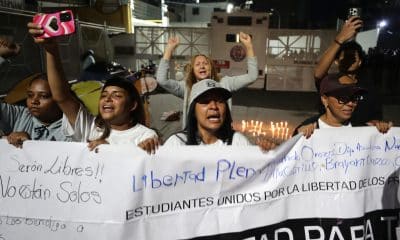 Familiares de presos políticos sostienen carteles en una manifestación este domingo, en el centro penitenciario Zona 7 en Caracas (Venezuela). EFE/ Ronald Peña R