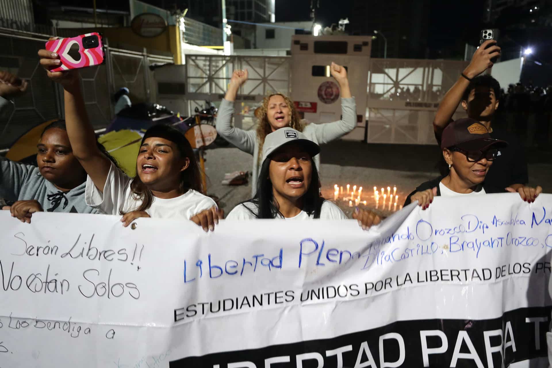 Familiares de presos políticos sostienen carteles en una manifestación este domingo, en el centro penitenciario Zona 7 en Caracas (Venezuela). EFE/ Ronald Peña R