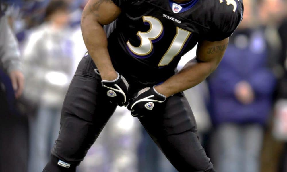 Fotografía de archivo del 31 de diciembre de 2006 en la que se observa a Jamal Lewis, uno de los cinco exjugadores de la NFL indultados por orden del presidente de EE.UU., Donald Trump. EFE/ED WOLFSTEIN