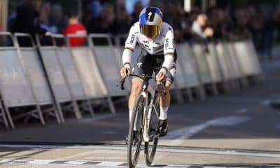 El ciclista belga del Red Bull Remco Evenepoel, a su llegada a meta tras la disputa de la segunda etapa de la Volta a la Comunitat Valenciana, una contrarreloj entre las localidades de Carlet y Alginet. EFE/ Ana Escobar