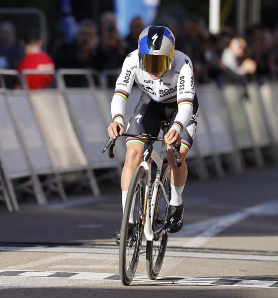 El ciclista belga del Red Bull Remco Evenepoel, a su llegada a meta tras la disputa de la segunda etapa de la Volta a la Comunitat Valenciana, una contrarreloj entre las localidades de Carlet y Alginet. EFE/ Ana Escobar