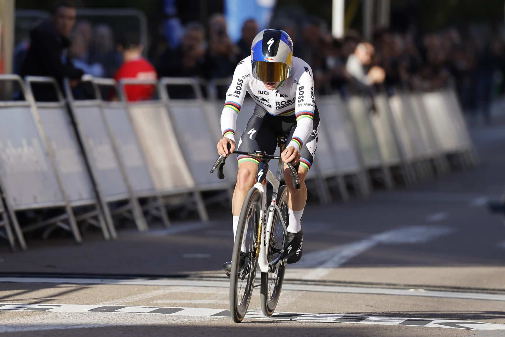 El ciclista belga del Red Bull Remco Evenepoel, a su llegada a meta tras la disputa de la segunda etapa de la Volta a la Comunitat Valenciana, una contrarreloj entre las localidades de Carlet y Alginet. EFE/ Ana Escobar