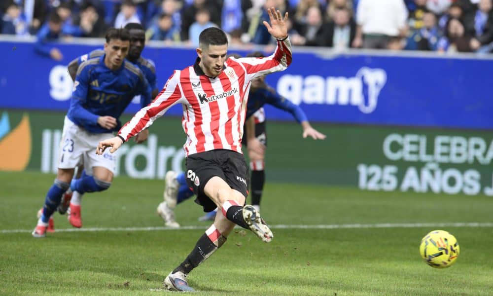 El centrocampista del Athletic Oihan Sancet marca de penalt el segundo gol de su equipo durante el partido de la jornada 24 de LaLiga que disputaron el Real Oviedo y el Athletic Club este domingo en el estadio Carlos Tartiere en Oviedo. EFE/Eloy Alonso
