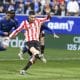 El centrocampista del Athletic Oihan Sancet marca de penalt el segundo gol de su equipo durante el partido de la jornada 24 de LaLiga que disputaron el Real Oviedo y el Athletic Club este domingo en el estadio Carlos Tartiere en Oviedo. EFE/Eloy Alonso