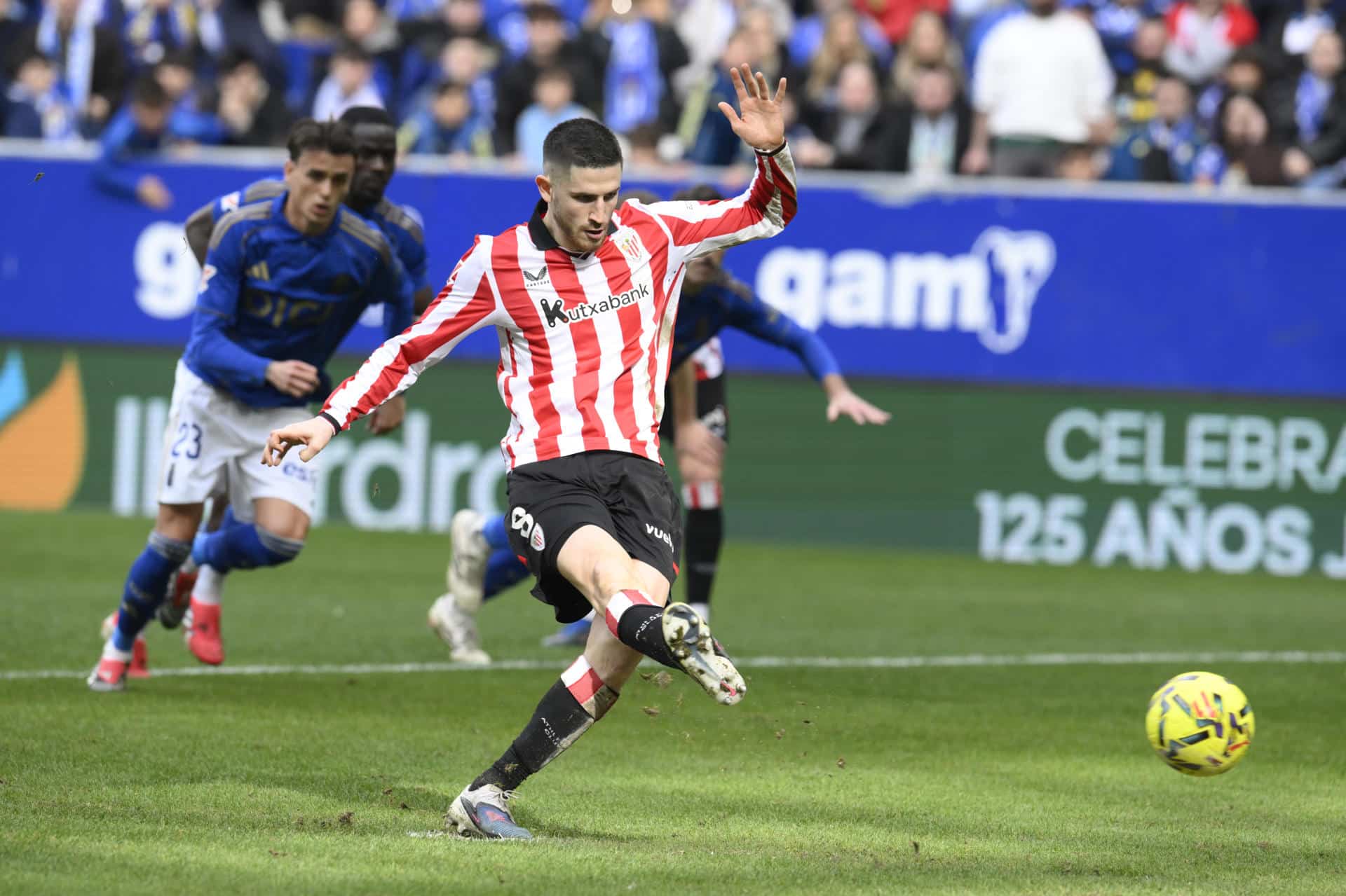 El centrocampista del Athletic Oihan Sancet marca de penalt el segundo gol de su equipo durante el partido de la jornada 24 de LaLiga que disputaron el Real Oviedo y el Athletic Club este domingo en el estadio Carlos Tartiere en Oviedo. EFE/Eloy Alonso