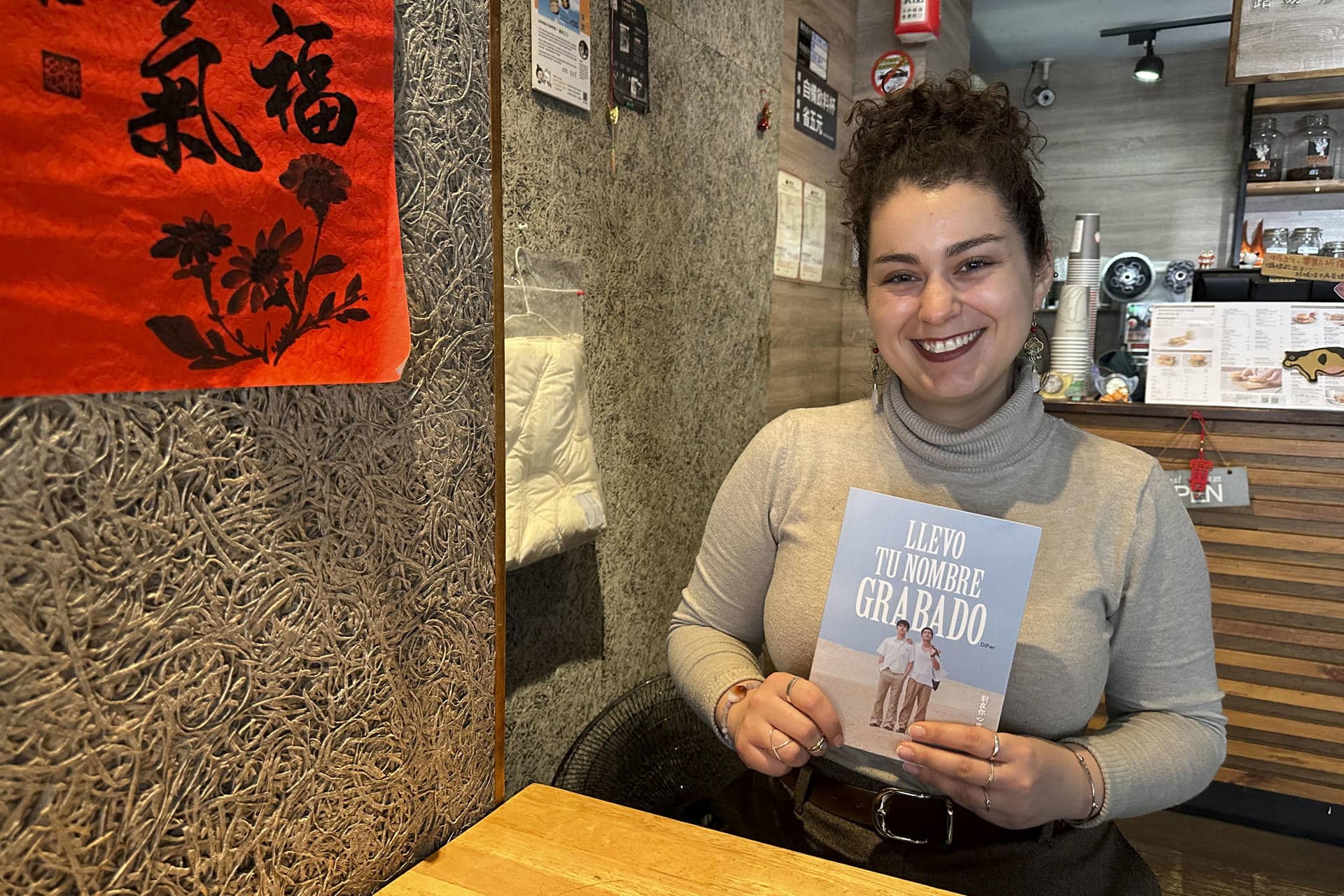 TAIPÉI, 09/02/2026.- Amelia Pérez (1998), editora y traductora en la editorial zaragozana 'Más al Este', posa en una entrevista con EFE desde una cafetería en Taipéi. EFE/Javier Castro Bugarín