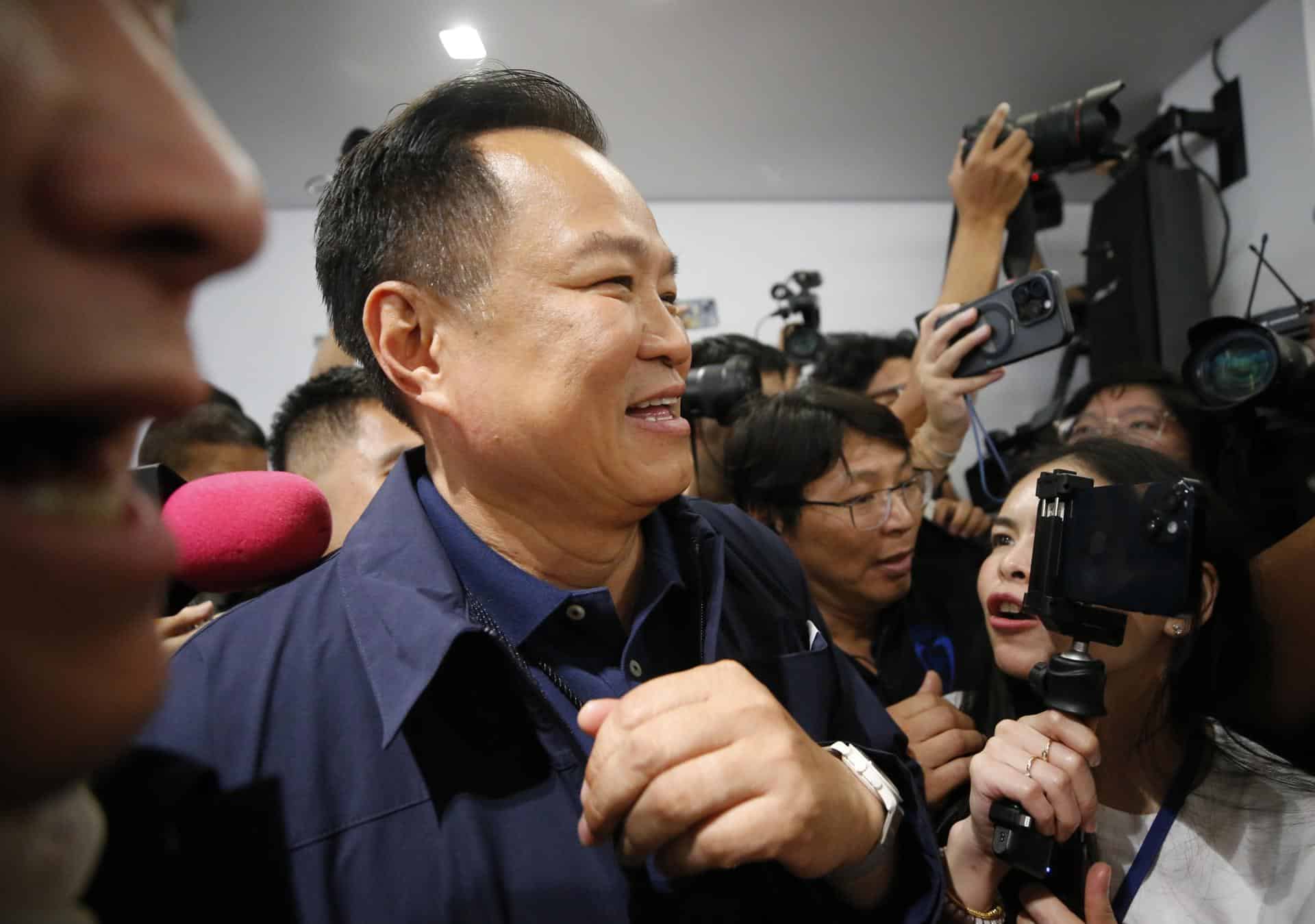 BANGKOK (Thailand), 08/02/2026.- El primer ministro de Tailandia y líder del partido conservador Bhumjaithai, Anutin Charnvirakul, en una rueda de prensa en Bangkok. (Elecciones, Tailandia) EFE/EPA/NARONG SANGNAK