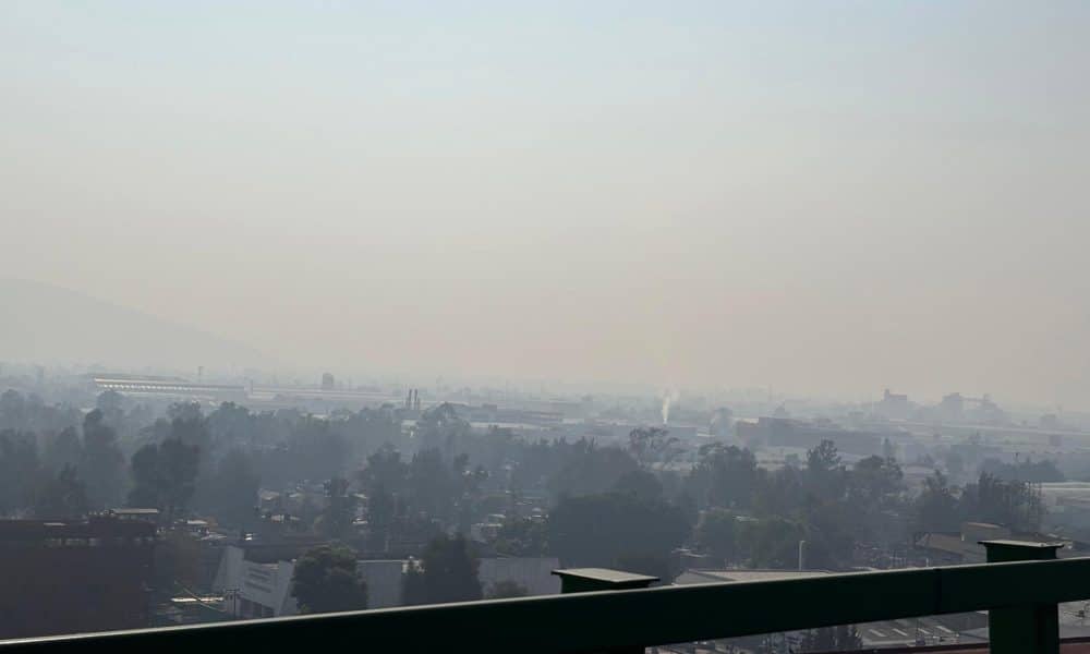 Fotografía que muestra una capa de contaminación en Ciudad de México (México). EFE/ Alex Cruz