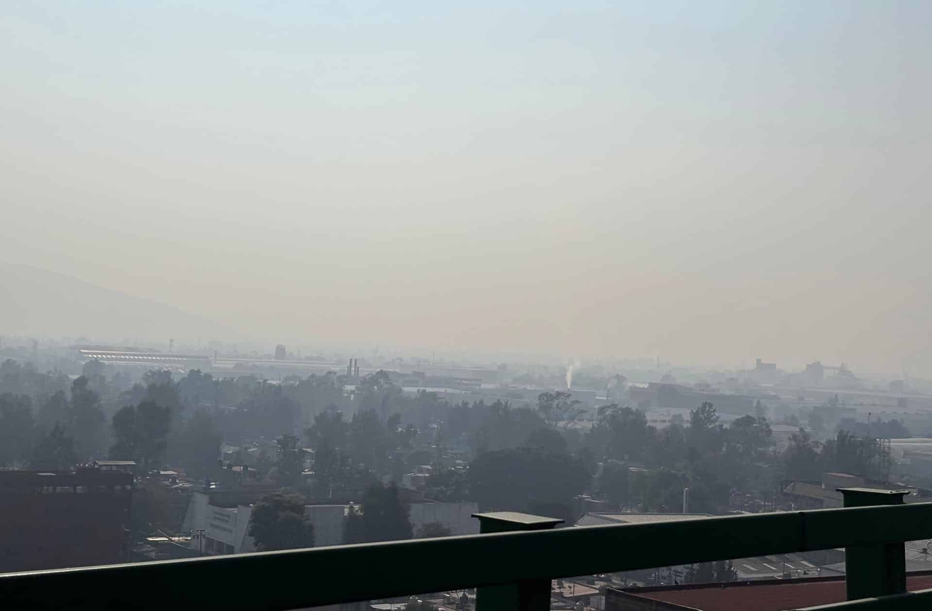 Fotografía que muestra una capa de contaminación en Ciudad de México (México). EFE/ Alex Cruz