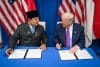 AME7172. WASHINGTON (ESTADOS UNIDOS), 19/02/2026.- Fotografía cedida por el Gobierno de Indonesia de su mandatario Prabowo Subianto junto al presidente de los Estados Unidos, Donald Trump, durante la firma de acuerdos este jueves, en Washington (Estados Unidos). Indonesia y EE.UU. han firmado alrededor de una decena de acuerdos para inversiones en proyectos en semiconductores, minerales estratégicos y agricultura, entre otros sectores, durante la visita de Subianto a Washington. EFE/ Gobierno de Indonesia / SOLO USO EDITORIAL/ NO VENTAS/ SOLO DISPONIBLE PARA ILUSTRAR LA NOTICIA QUE ACOMPAÑA (CRÉDITO OBLIGATORIO)
