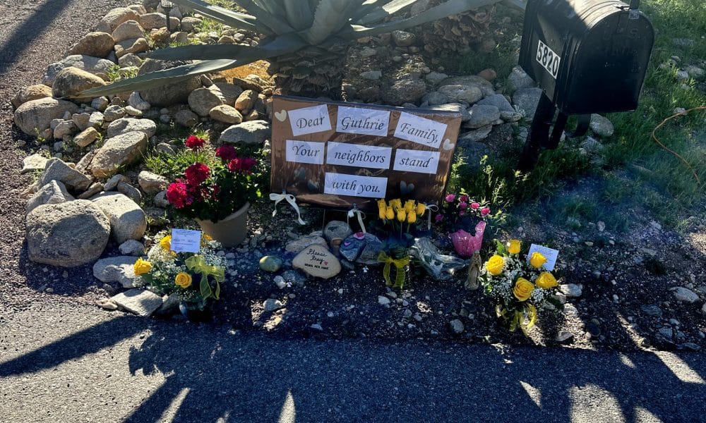 Fotografía de un altar donde se lee un mensaje 'Querida familia Guthrie, tus vecinos están contigo' frente a la casa de Nancy Guthrie este miércoles, en Catalina Foothills (Az, EE.UU.). EFE/ María León