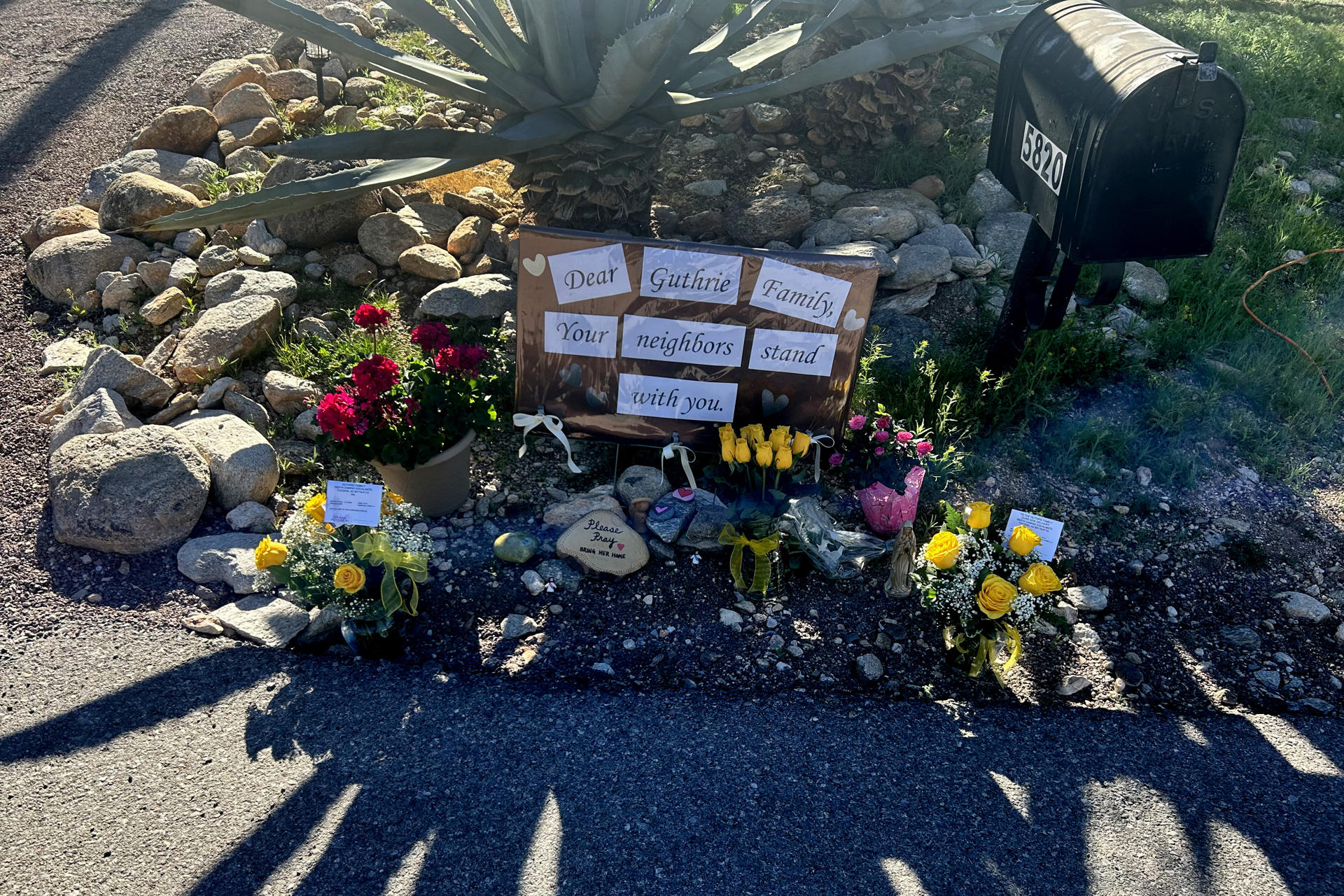 Fotografía de un altar donde se lee un mensaje 'Querida familia Guthrie, tus vecinos están contigo' frente a la casa de Nancy Guthrie este miércoles, en Catalina Foothills (Az, EE.UU.). EFE/ María León