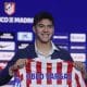 El centrocampista mexicano Obed Vargas durante su presentación como nuevo jugador del Atlético de Madrid, este miércoles en el Estadio Metropolitano de Madrid. EFE/ Sergio Perez